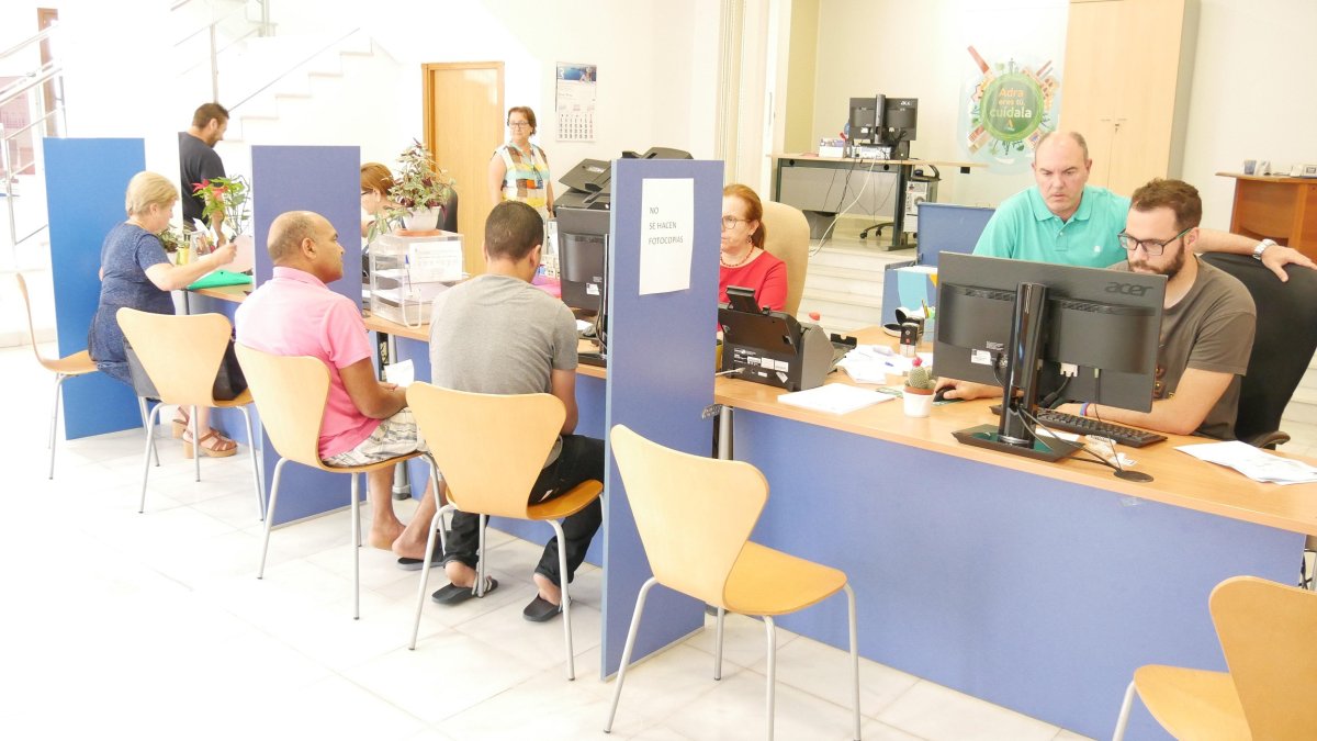 Imagen de trabajadores y usuarios en el Área de Atención Ciudadana de Adra.