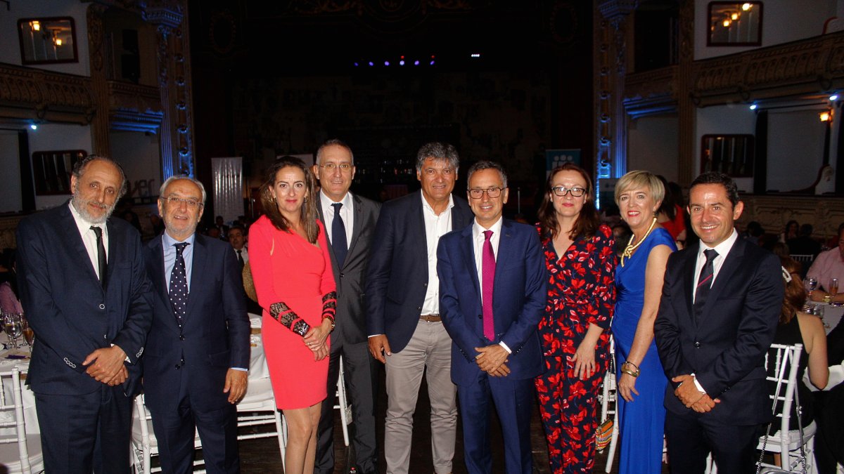 Presidencia y directora general de Tecnova junto a las autoridades y La Voz.