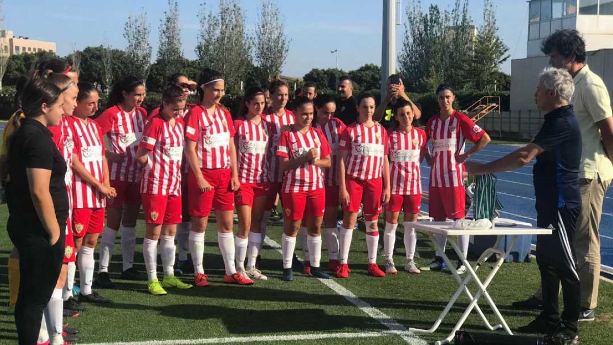 Las campeonas dispuestas a recibir sus medallas.