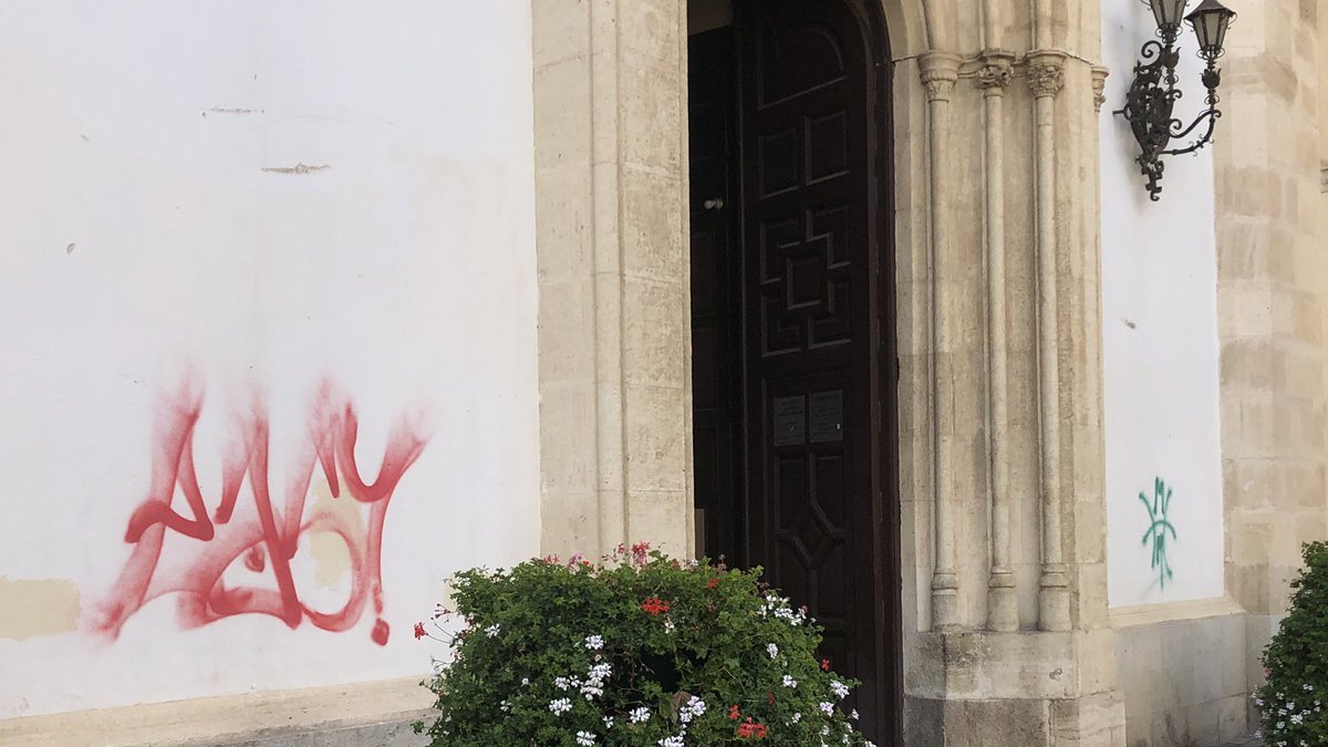 Pintadas a ambos lados del santuario de la Patrona. Imagen de Twitter de José Manuel Bretones