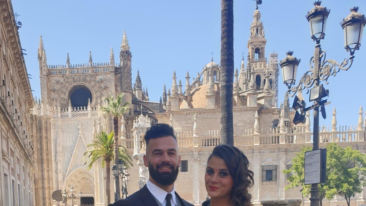 Rodrigo Gálvez y su pareja asistieron a la boda de Sergio Ramos y Pilar Rubio.