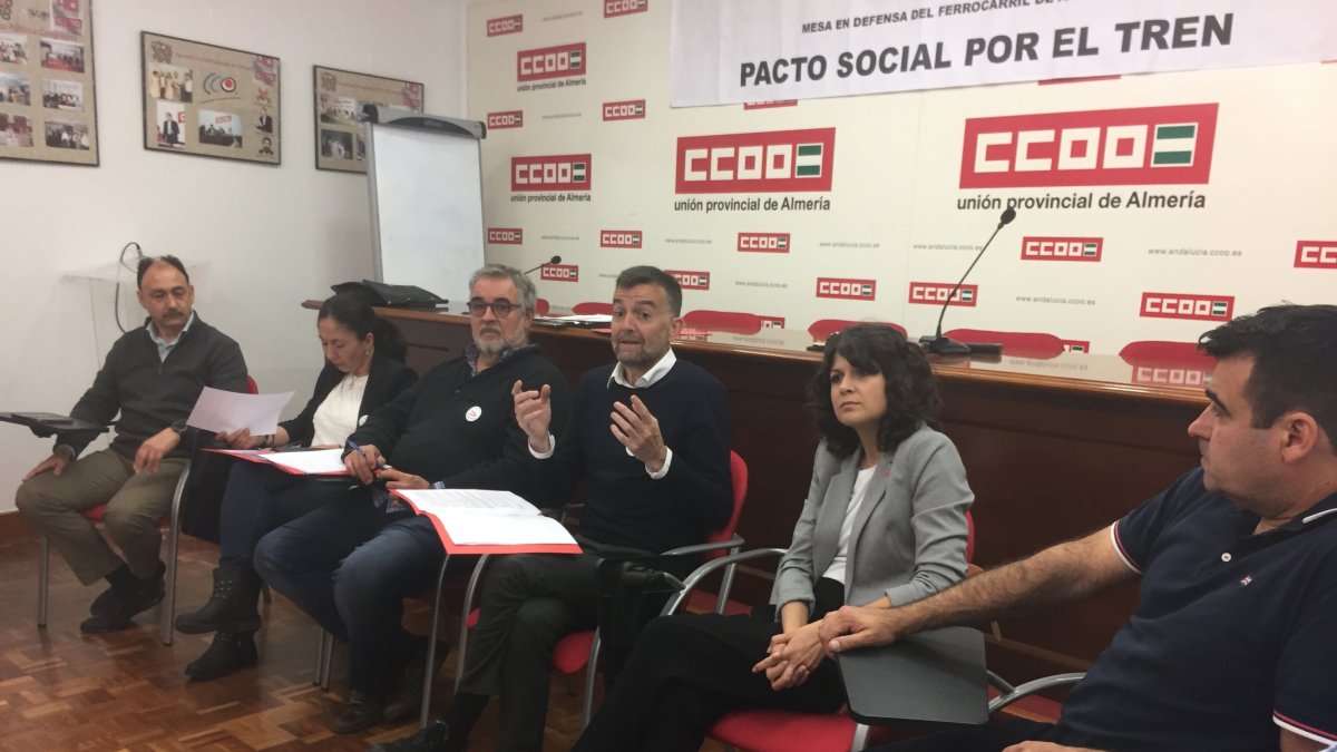 Maíllo y Amate, reunidos con la Mesa del Tren de Almería.