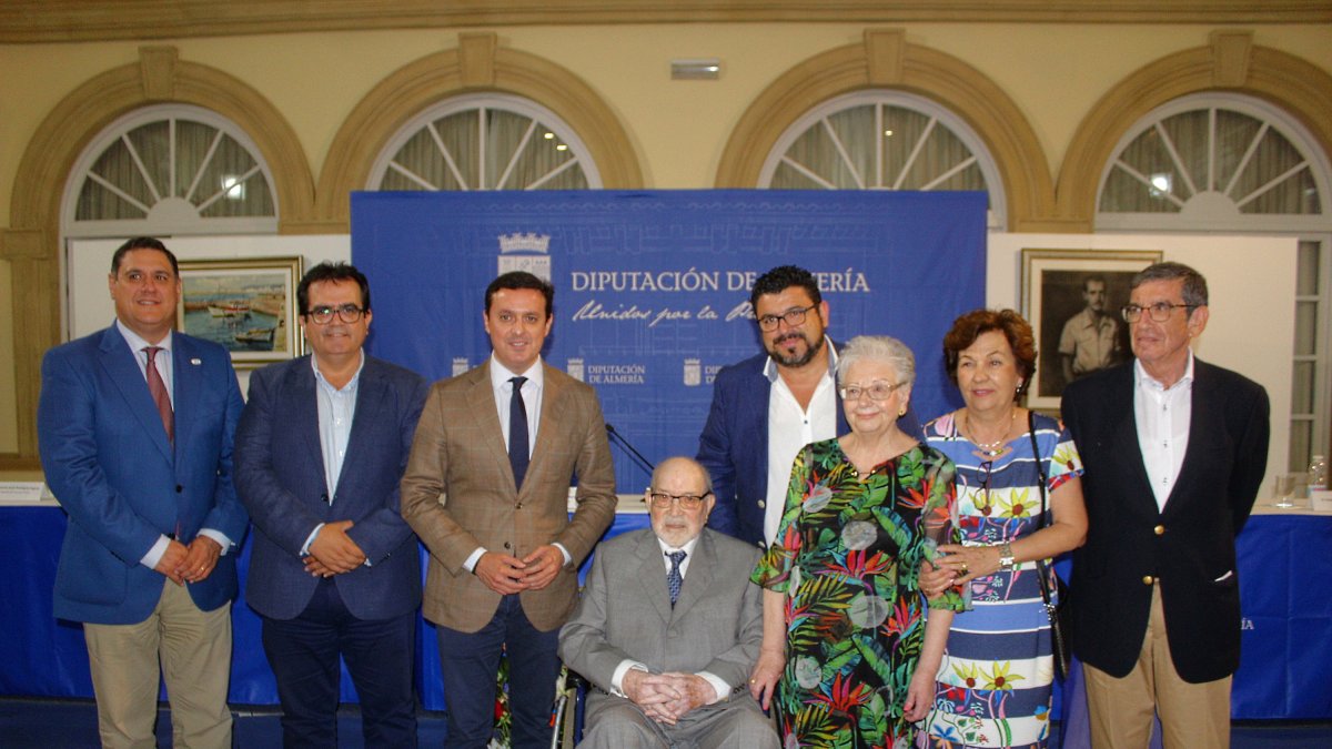 Julio Visconti junto al presidente de la Diputación, el alcalde de Fiñana y representantes institucionales y culturales.