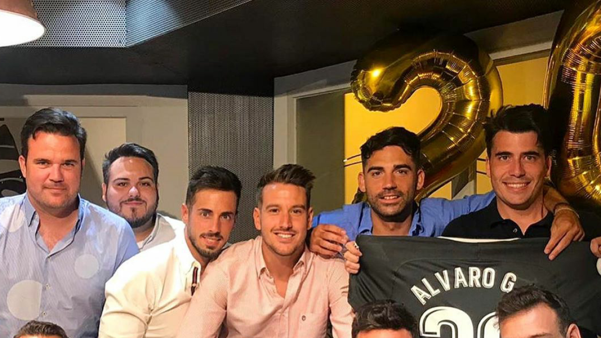 Álvaro Giménez rodeado de amigos.