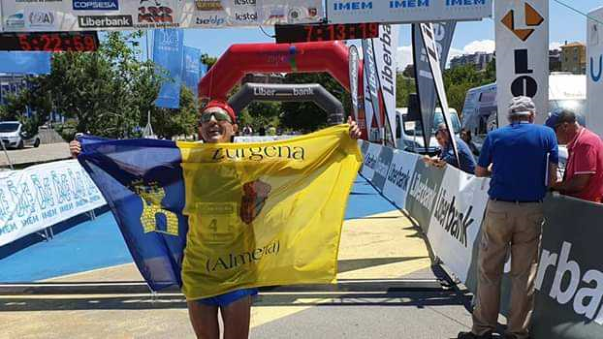 Juan Antonio Ramos cruza la línea de meta con la bandera de Zurgena.