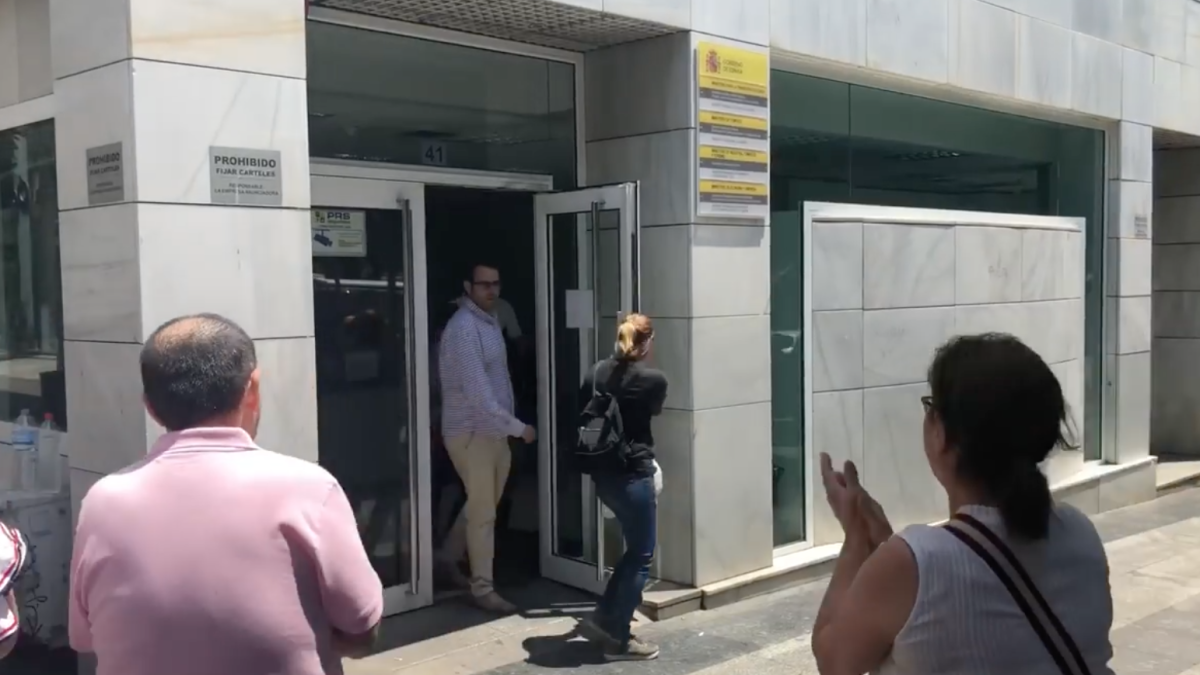 Momento en el que los vecinos de Balerma salen de la sede de Costas.