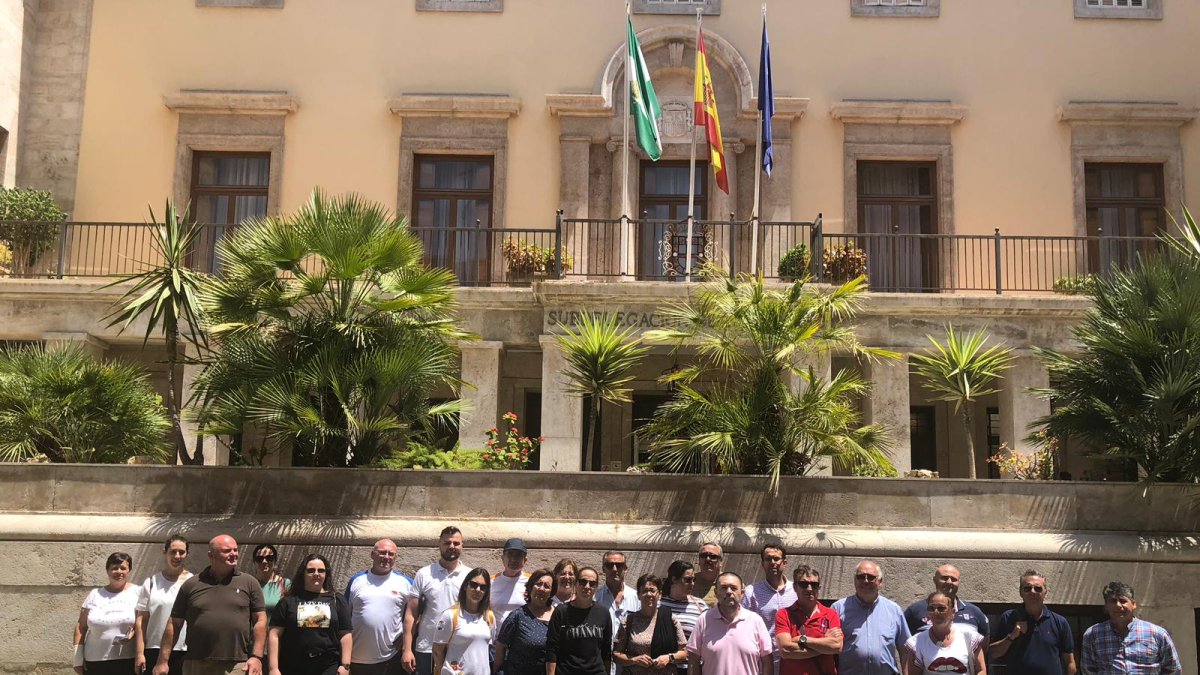 Vecinos de Balerma a las puertas de la Subdelegación antes del inicio de la reunión.