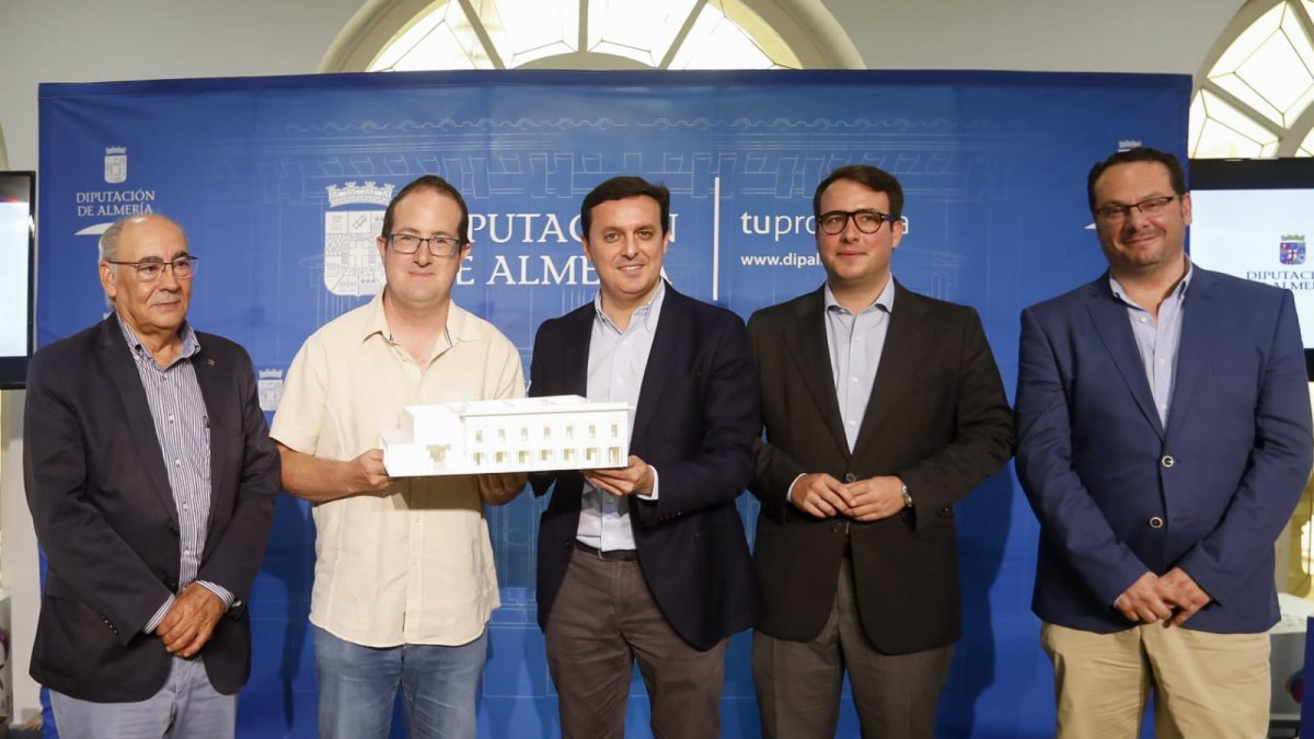 Foto de familia de la presentación ayer del convenio y de la ampliación del centro.