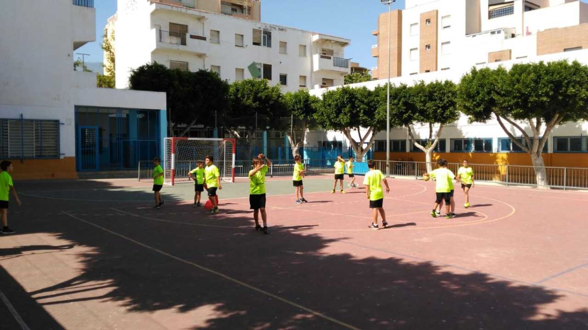 Los canteranos disfrutando del balonmano.