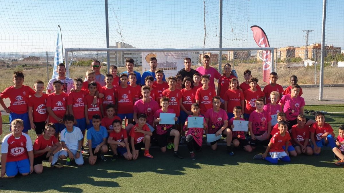 Fernando Martínez y Silvia Lloris con los niños del Estrella Grana.