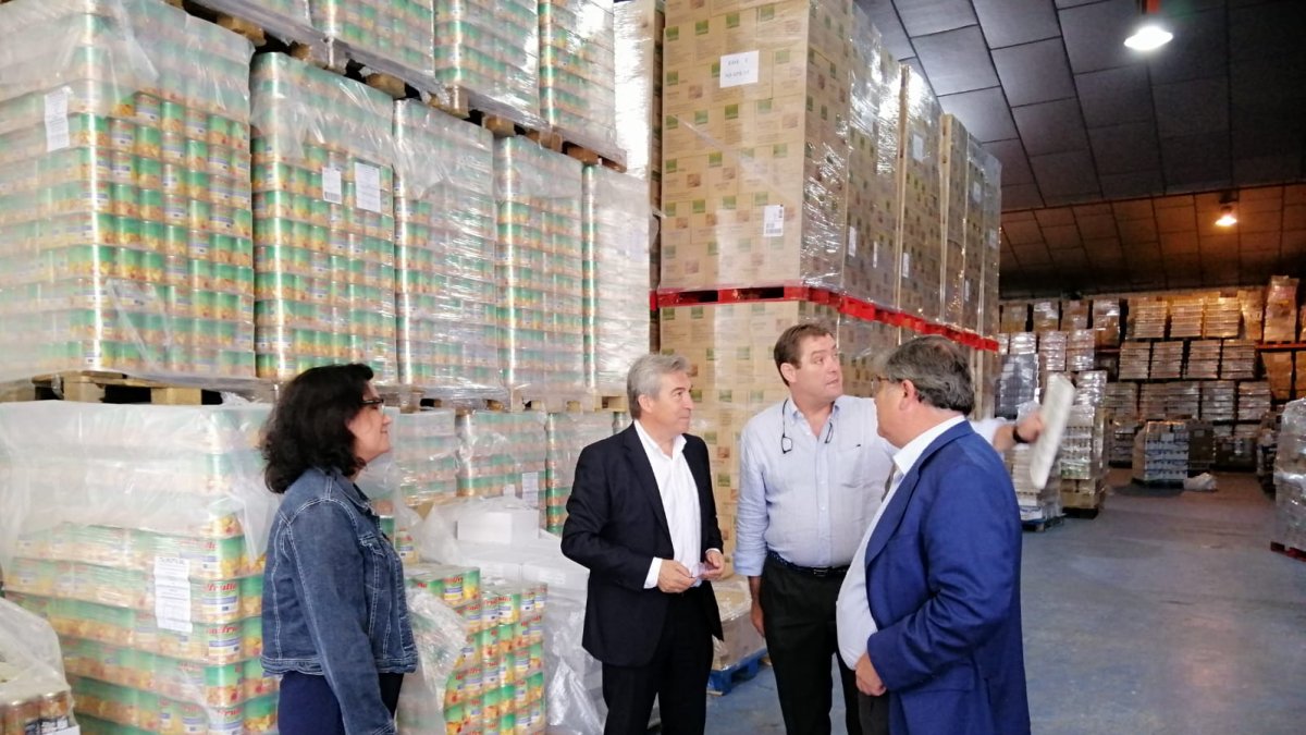 Visita a una nave con alimentos preparados para ser distribuidos.