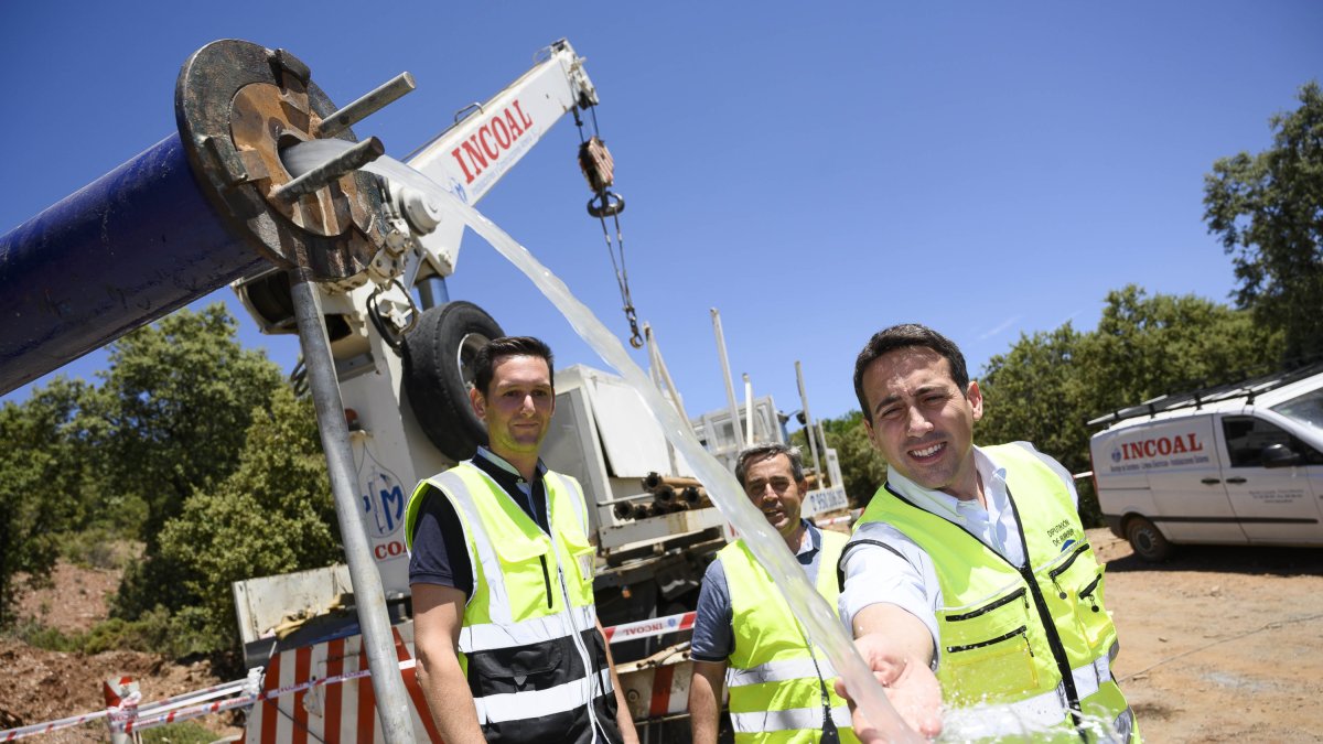 El vicepresidente de la Diputación Óscar Liria comprueba la salida del agua del nuevo pozo.
