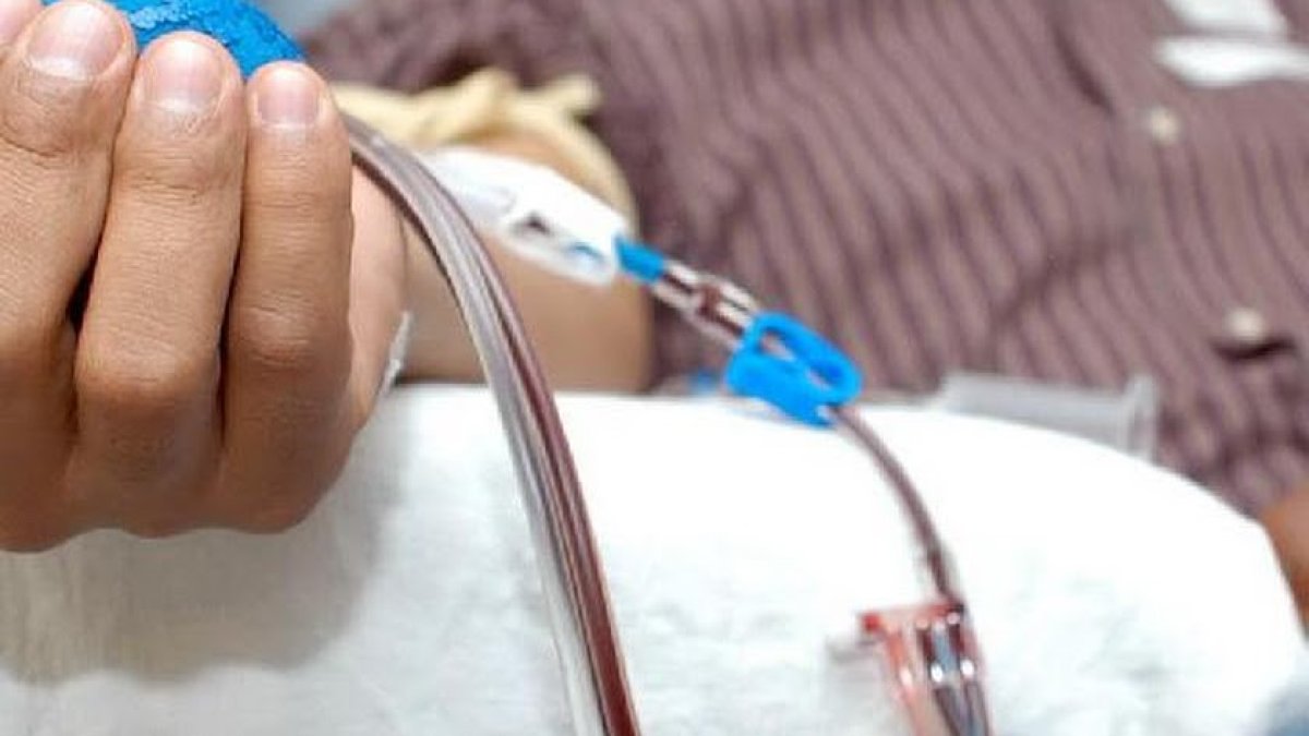 Un donante en el Centro de Transfusión Sanguínea de Almería.