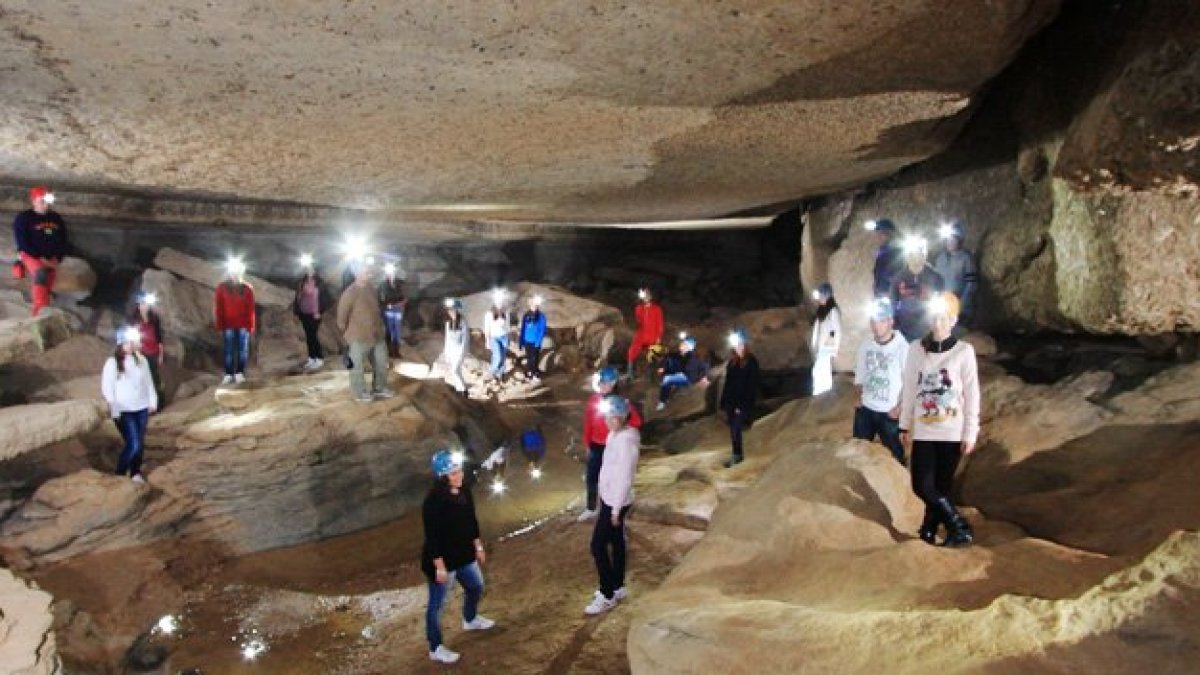 Jóvenes en una de las rutas de las Cuevas de Sorbas.