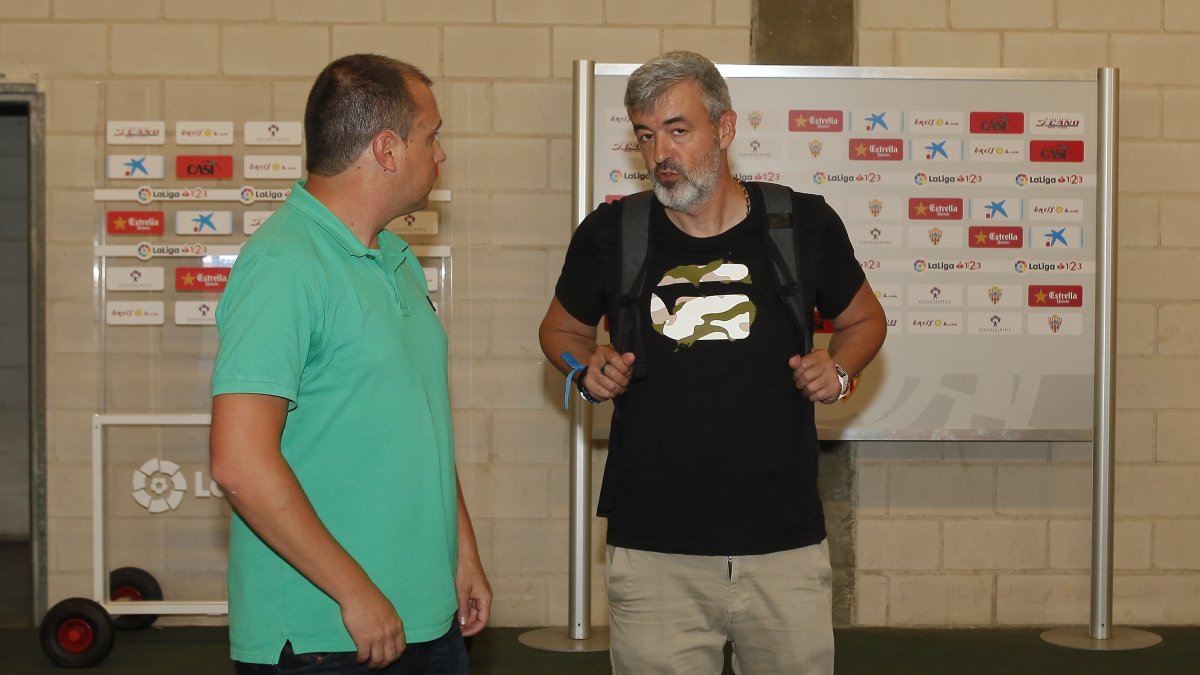 Óscar Fernández habla con Alberto Lasarte, técnico del Juvenil B.