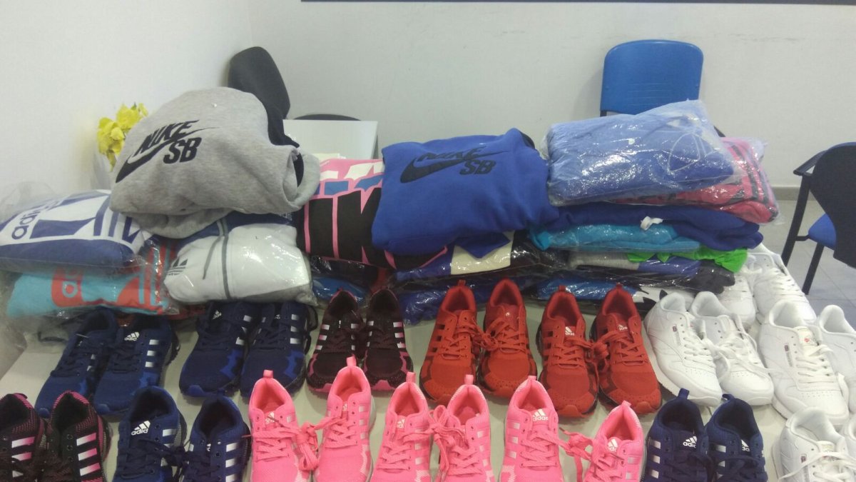 Ropa y calzado deportivo incautados por la Policía Local de Almería capital.
