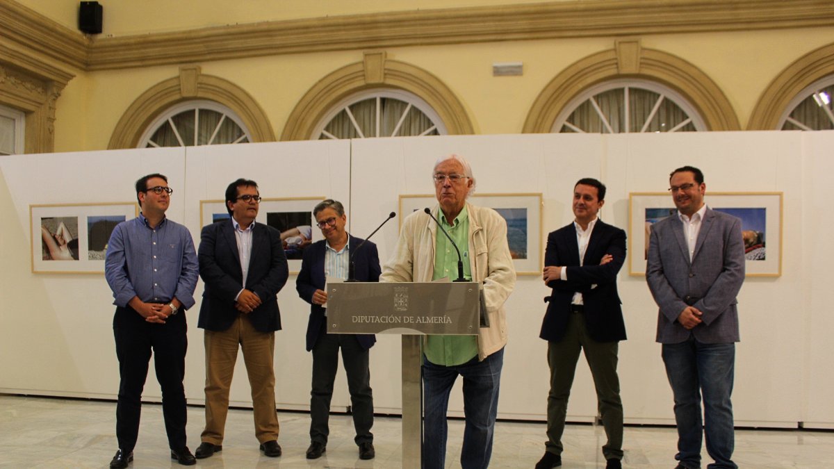 Pérez Siquier junto al presidente de la Diputación, el patrono de la Fundación Ibáñez-Cosentino y representantes institucionales.