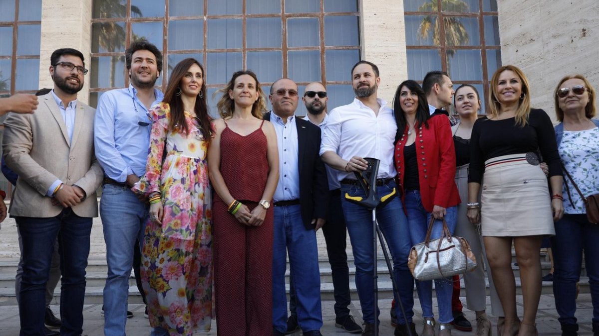 Santiago Abascal, con los ediles de El Ejido.