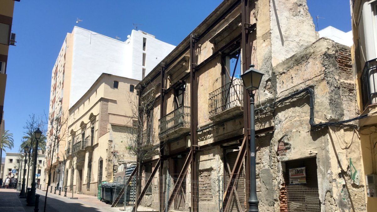 La casa está vaciada y la fachada tiene un estado lamentable.