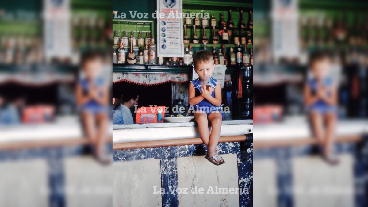 El niño José Manuel Sánchez Martínez tomándose una caña de cerveza como un adulto en la barra del histórico bar ‘El Puente de Hierro’.