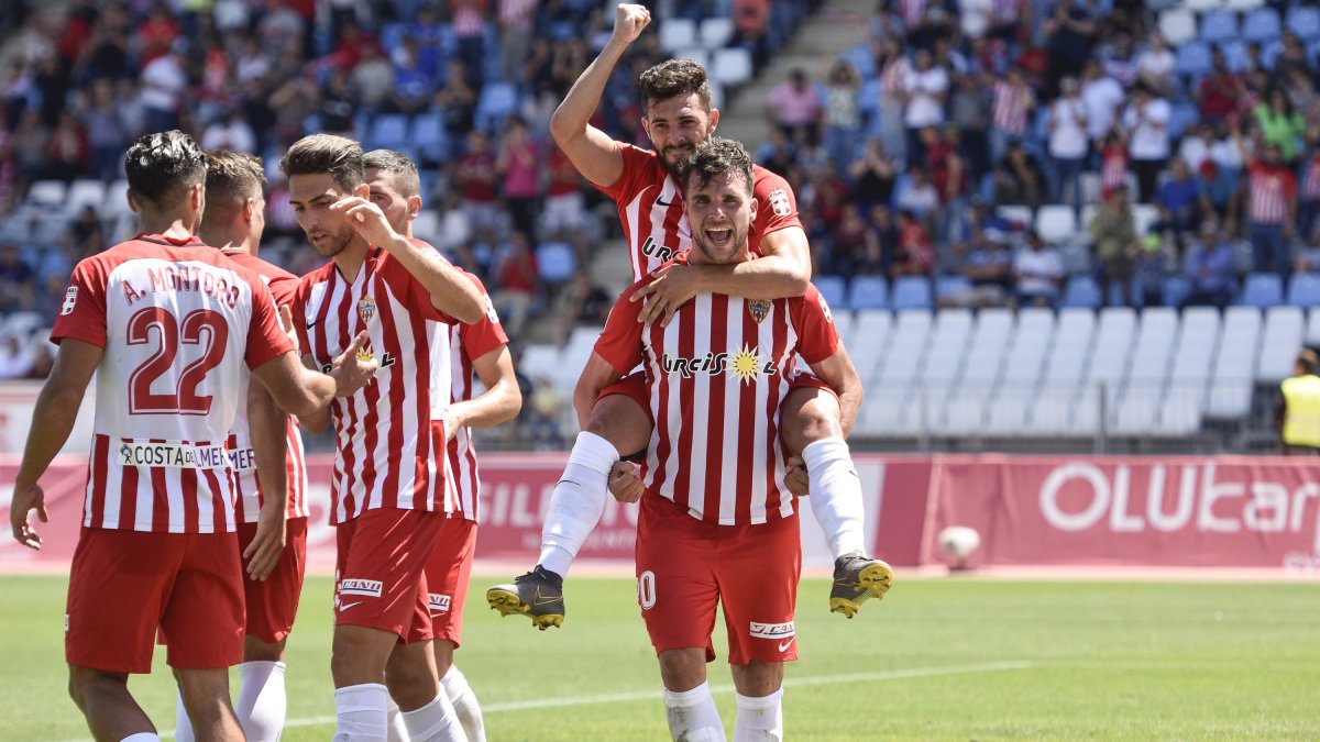 Álvaro Giménez y Luis Rioja encabezarían la lista de salidas.