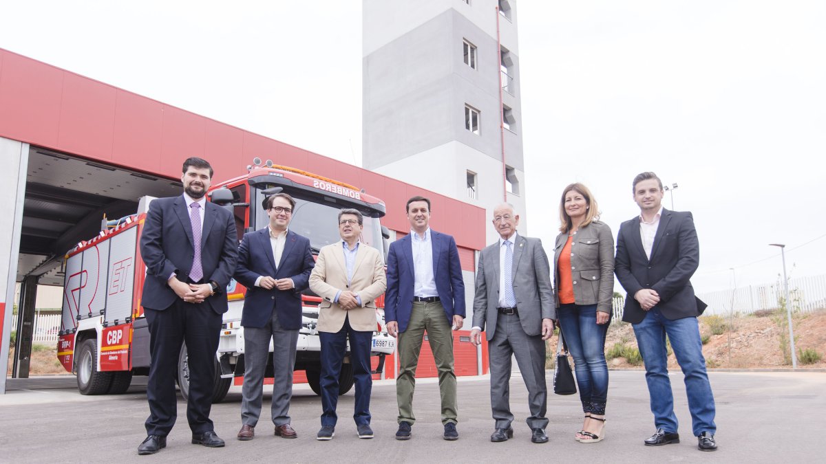 Javier A. García en la visita al parque de bomberos de Roquetas de Mar.