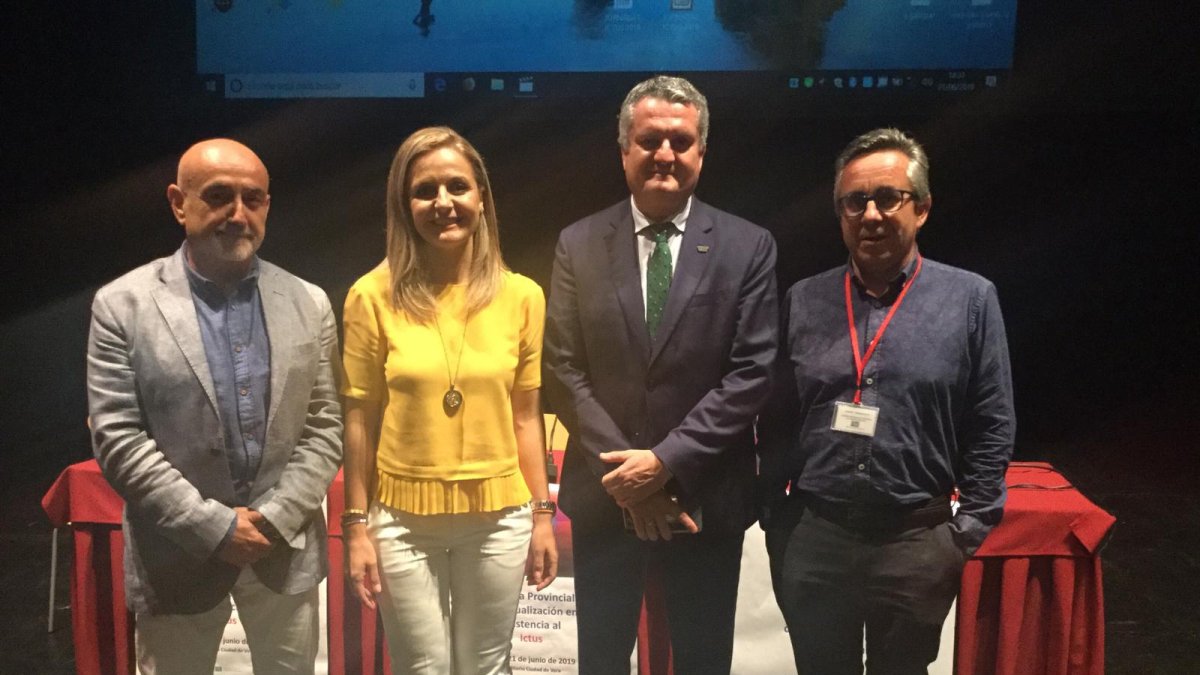 Autoridades en las jornada en torno al ictus celebrada ayer en el Auditorio de Vera.