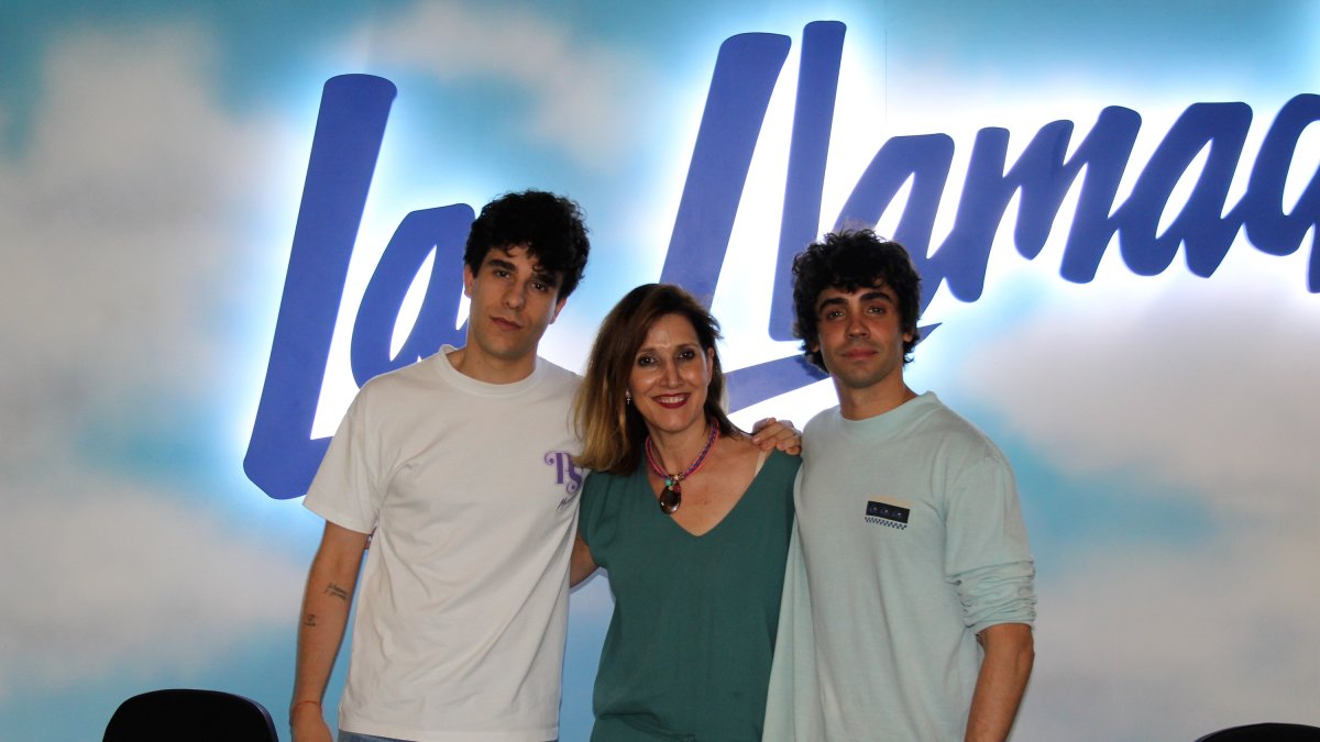 Julia Ibáñez, concejala de Cultura de El Ejido, con ‘Los Javis’, autores de ‘La llamada’.