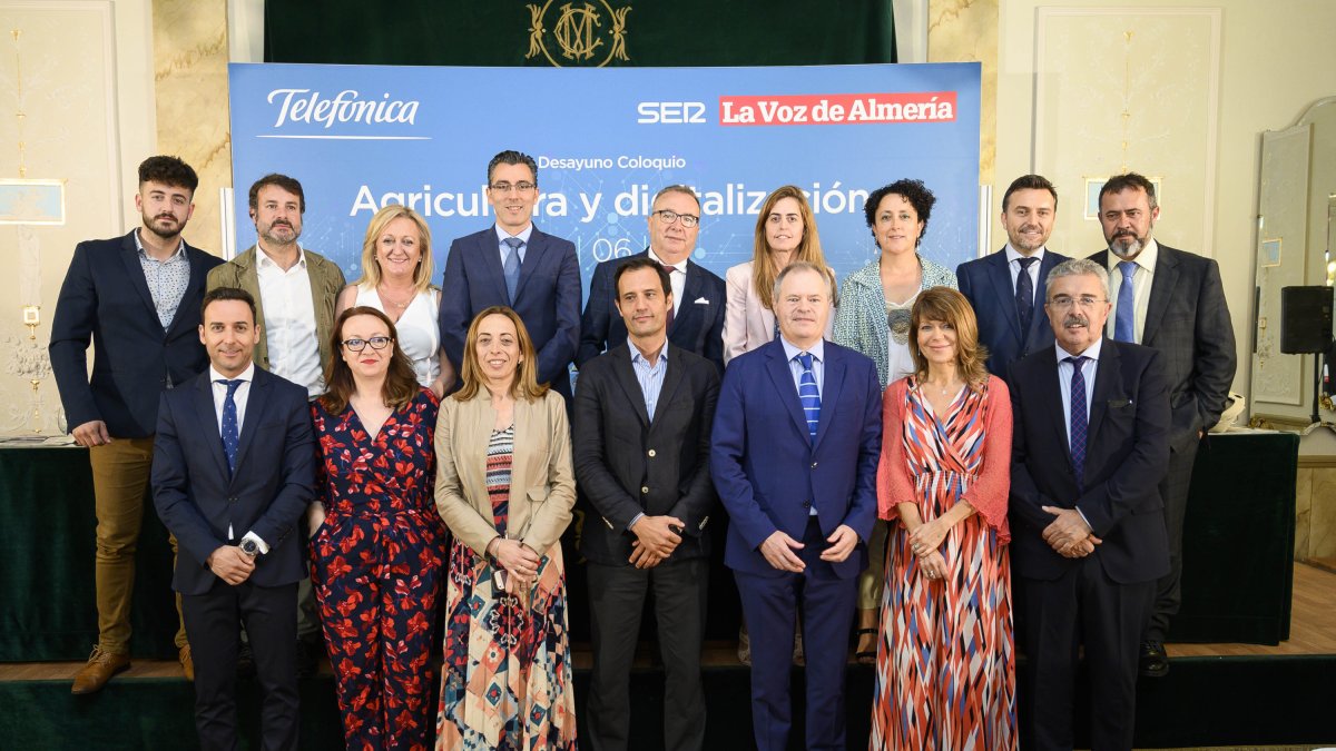 Ponentes de la jornada con representantes de La Voz, organizadora del evento