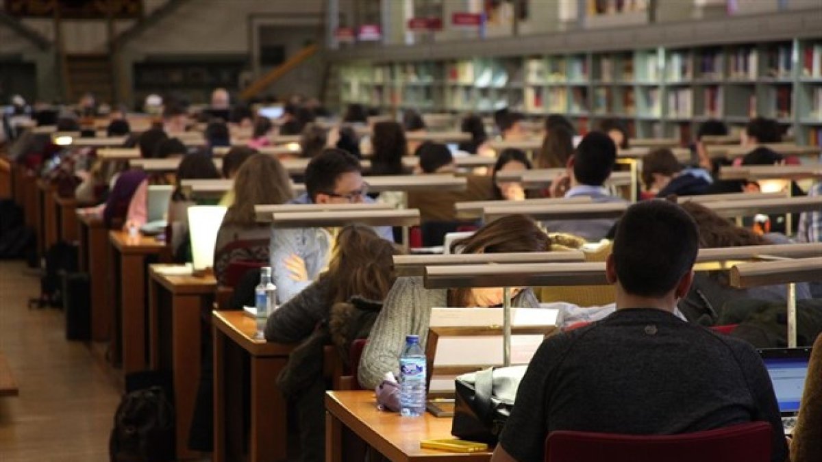 Los estudiantes suelen preparar oposiciones en las bibliotecas.