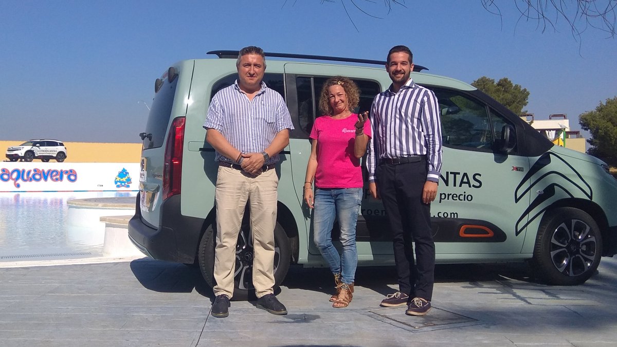 el equipo B2B Salinas Car entrega la nueva Berlingo.