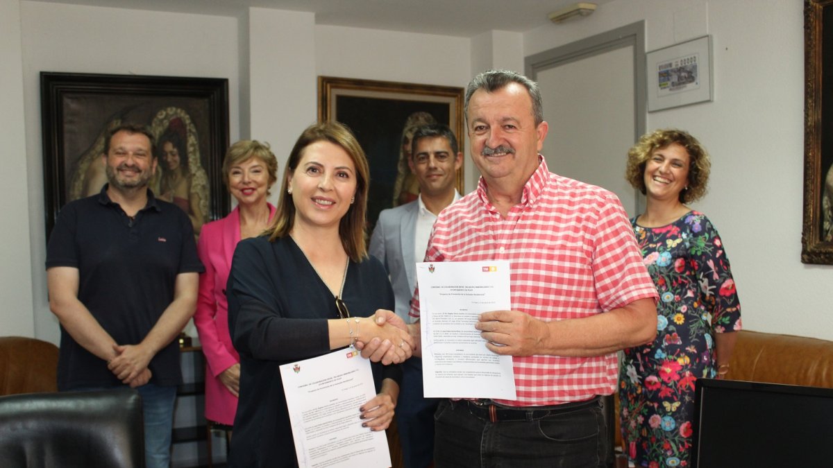 Acuerdo firmado por el alcalde y la presidenta de TM.