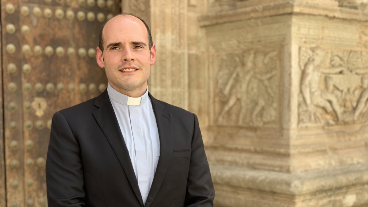 Carlos María Fortes, ante la Catedral de Almería.