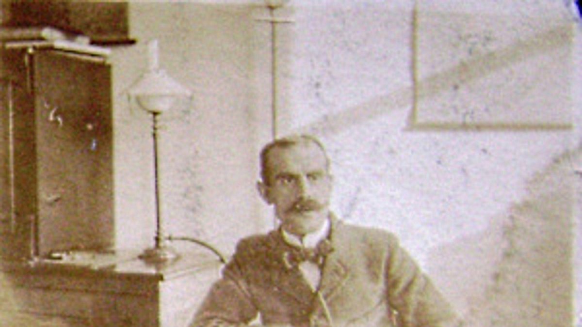 Santiago Peydro en su despacho del Paseo del Príncipe 52, en 1905, antes de emigrar a Argentina.