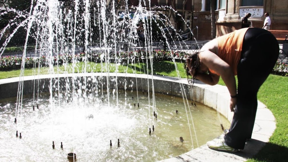 Hidratarse es una de las principales recomendaciones para no sufrir golpes de calor.