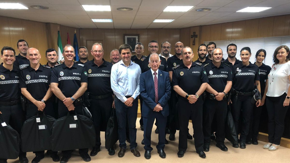 Entrega de los chalecos antibalas a la Policía Local.