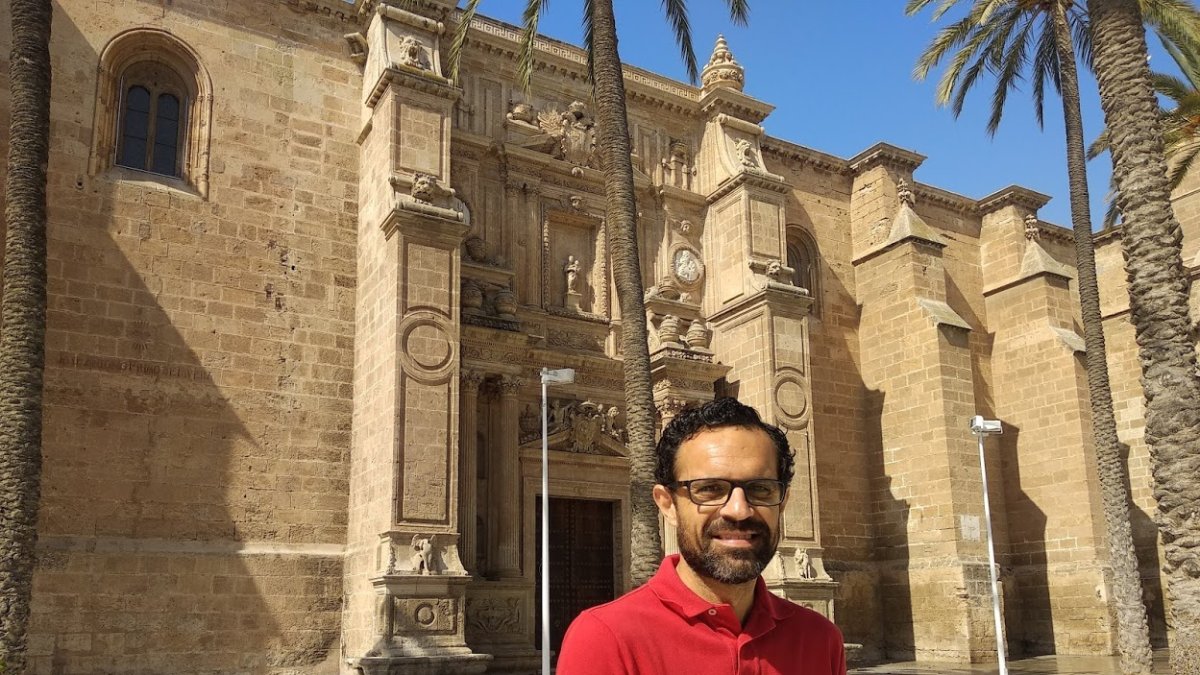El candidato Isaac Vilches posa tras la entrevista.