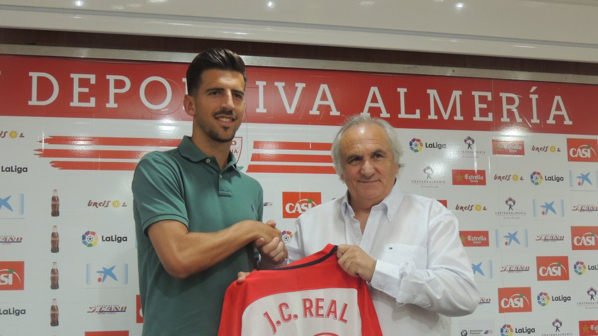 Juan Carlos Real y Alfonso García al borde del apretón de manos.