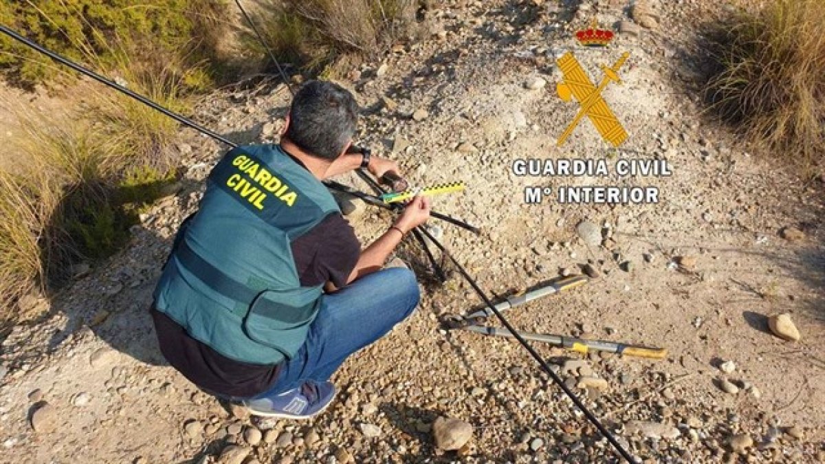 La Guardia Civil lozaliza los cables cortados.