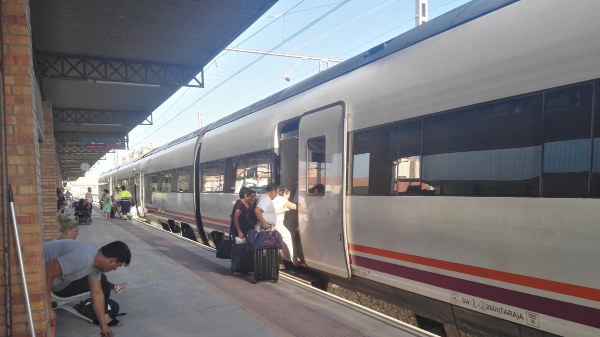 IMAGEN DE VIAJEROS SUBIÉNDOSE A UN TREN Media Distancia entre Almería y Sevilla en la estación Intermodal.