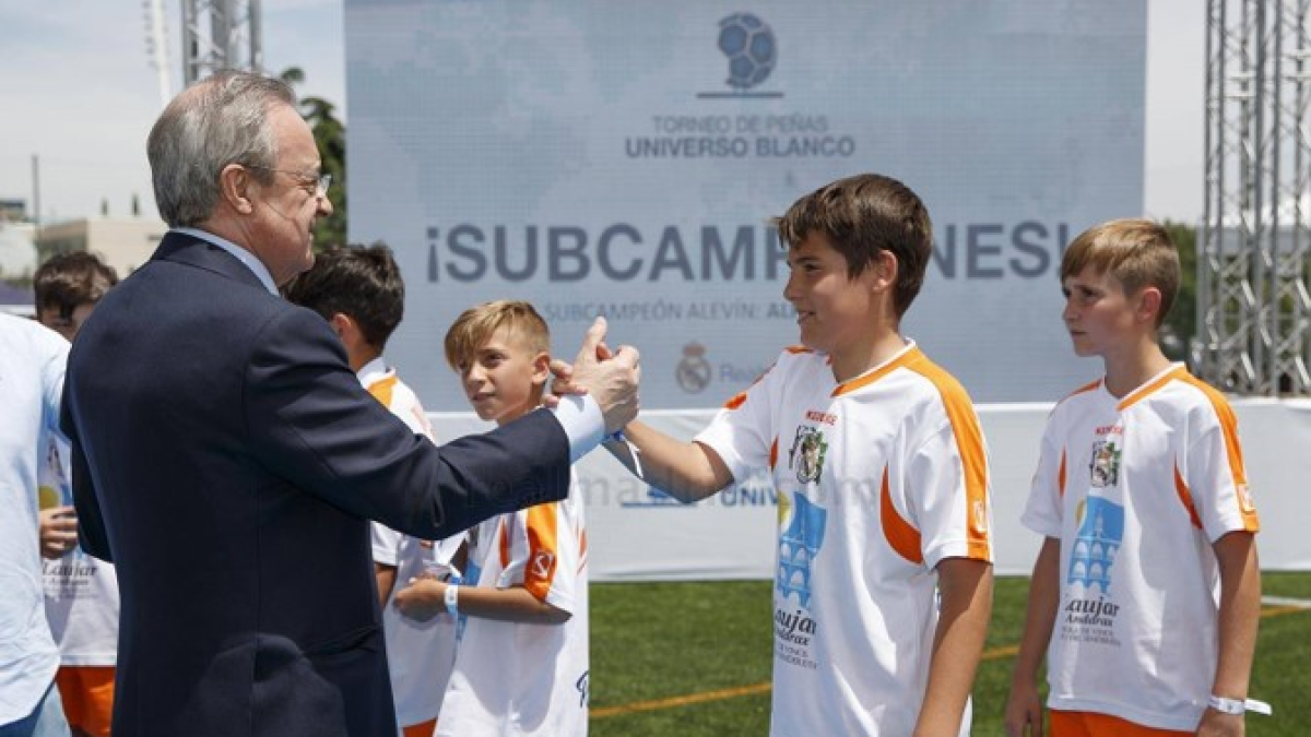 Florentino Pérez saluda a los almerienses.