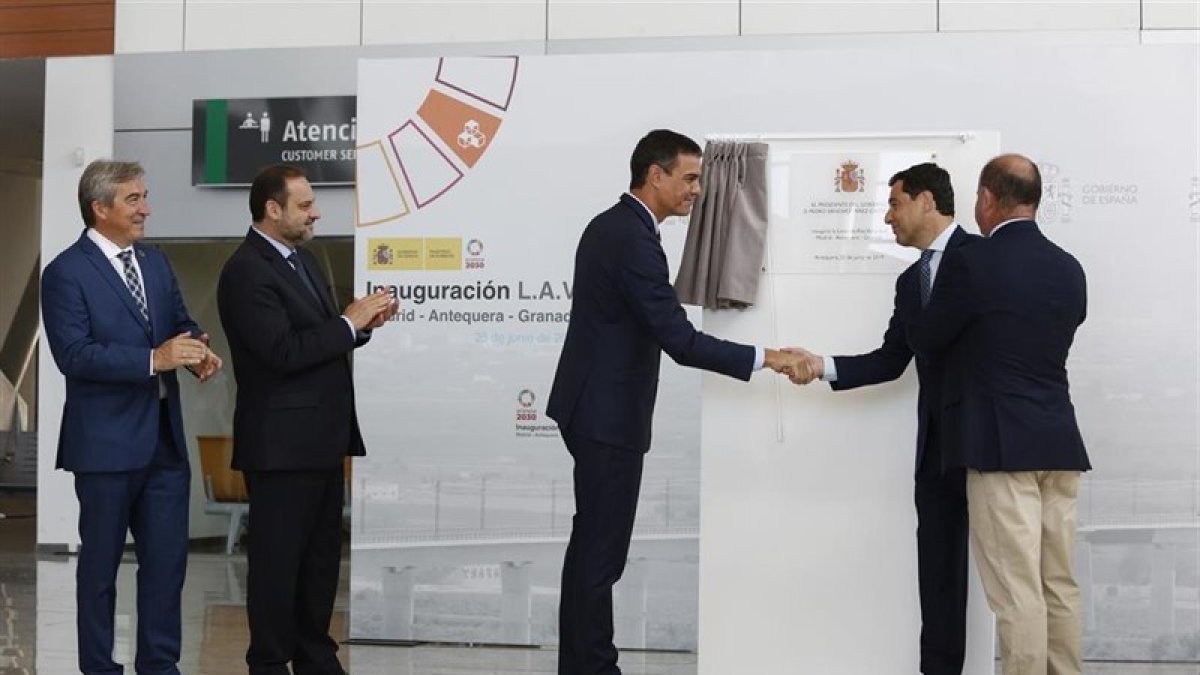 Juanma Moreno y Pedro Sánchez en la inauguración del AVE Granada.