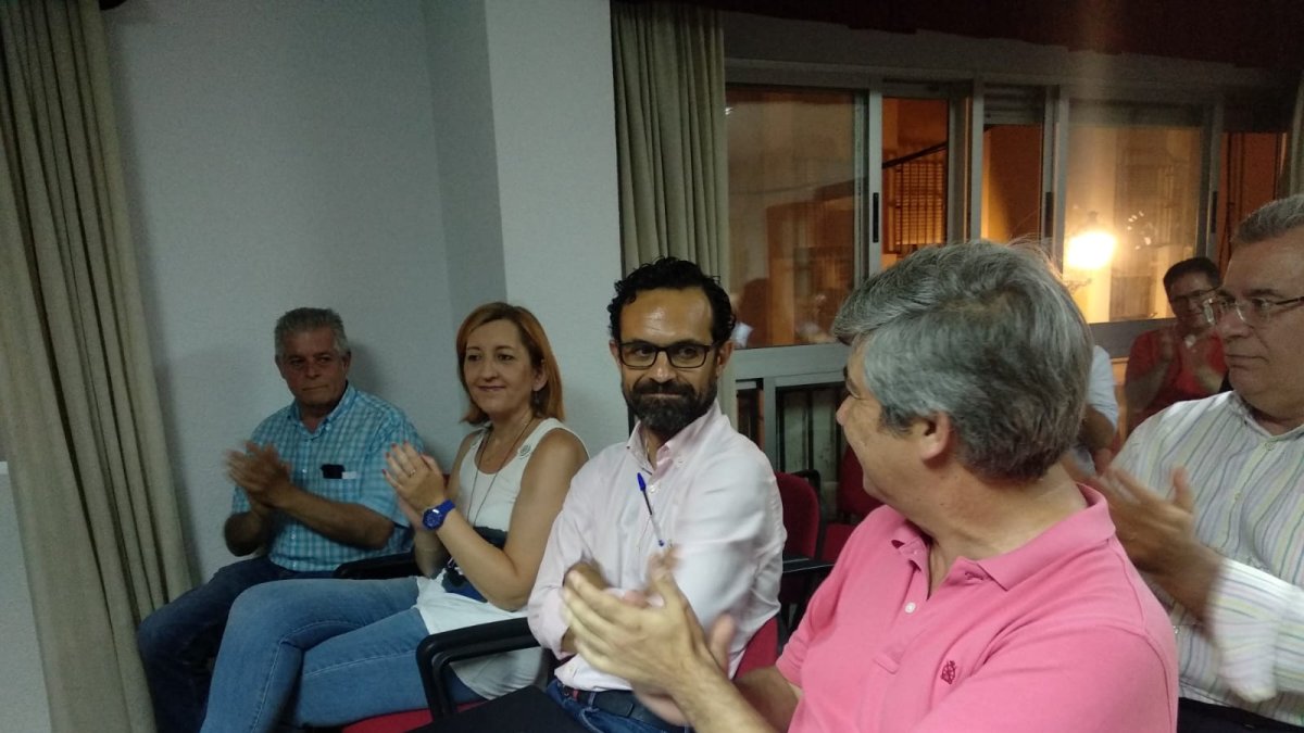 Isaac Vilches recibe el aplauso de su rival, José Rafael Soto.