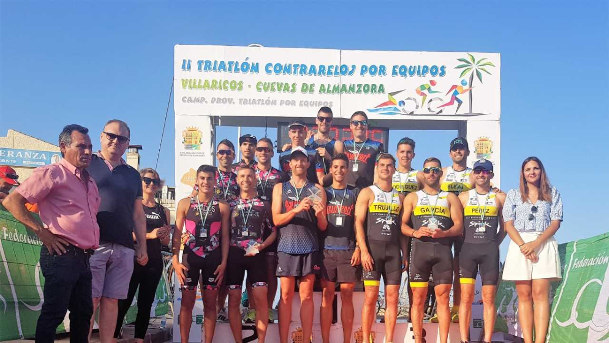 El podio de Villaricos con los campeones.