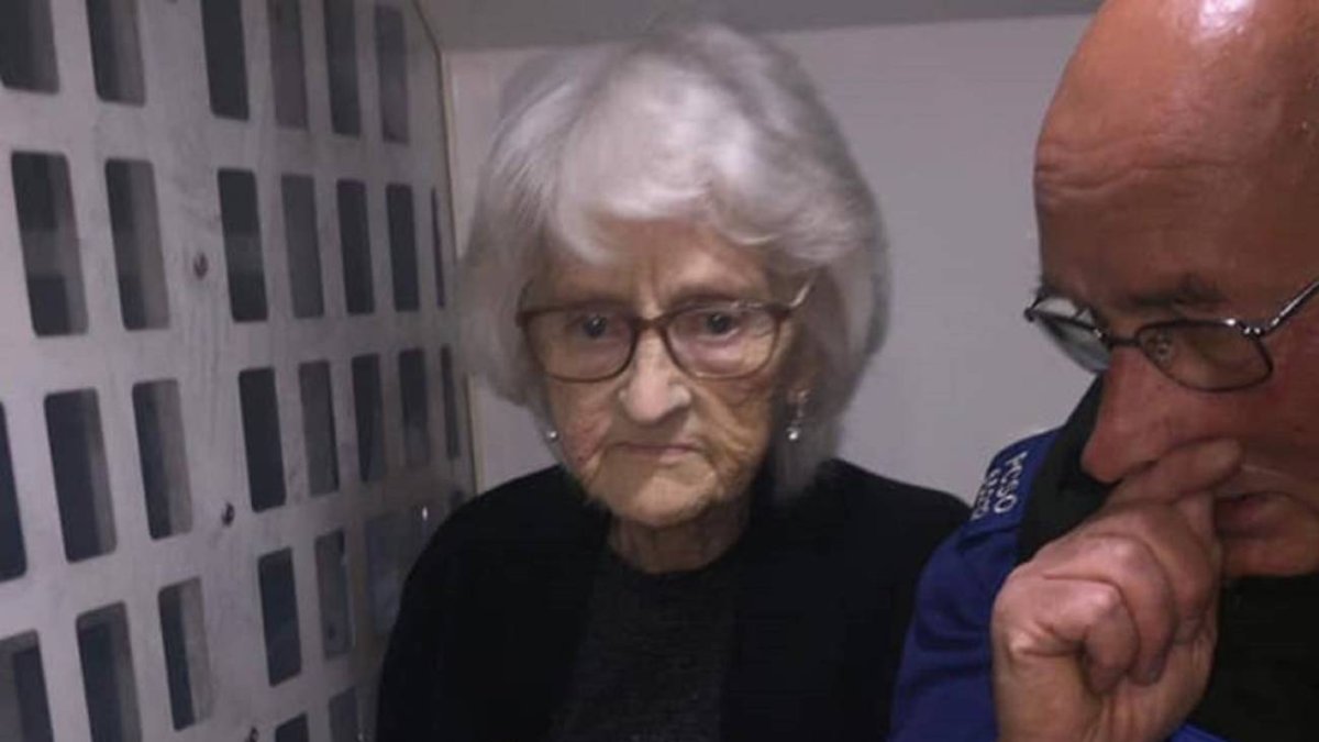 La anciana junto a uno de los agentes.