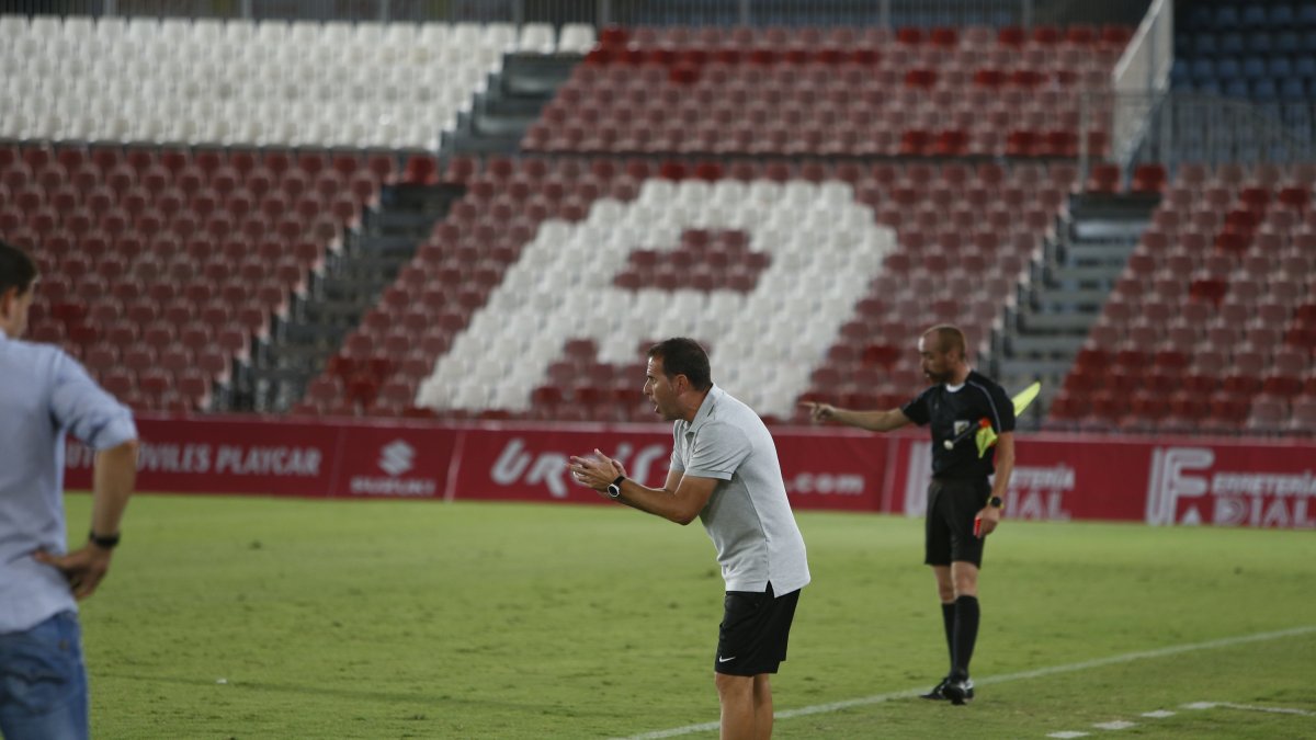 Esteban Navarro seguirá siendo entrenador del Almería B.