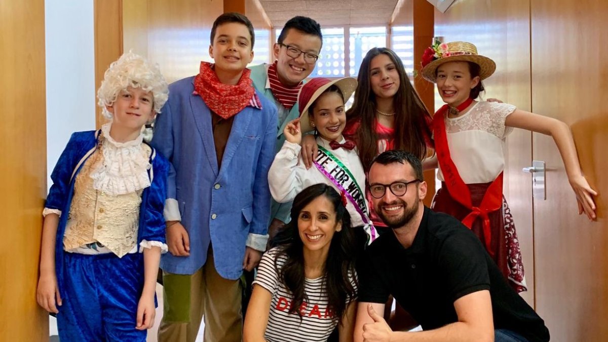 Músicos junto a Gemma Giménez, actriz y directora, y Guillermo Bossini, diseñador.