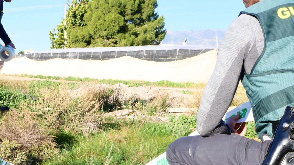 Agentes de la Guardia Civil en la zona donde se produjo el robo.