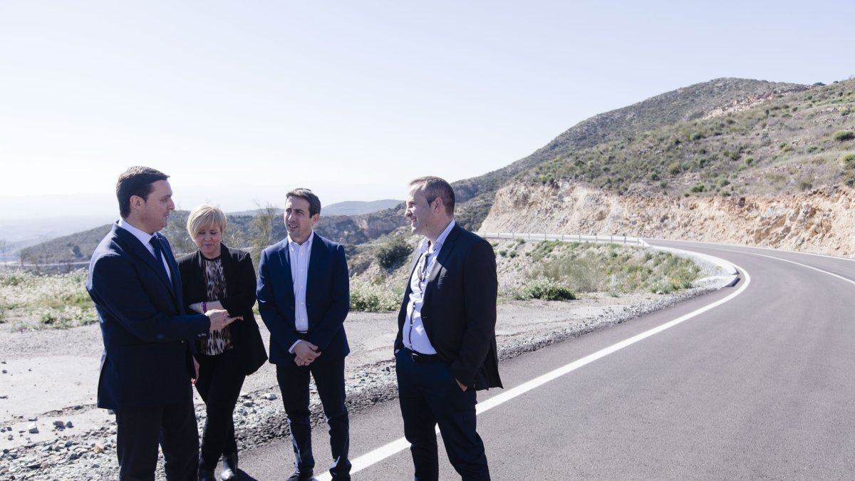 Autoridades municipales y provinciales en la carretera.