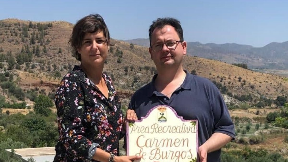 La presidenta de la Federación de Mujeres y el alcalde.